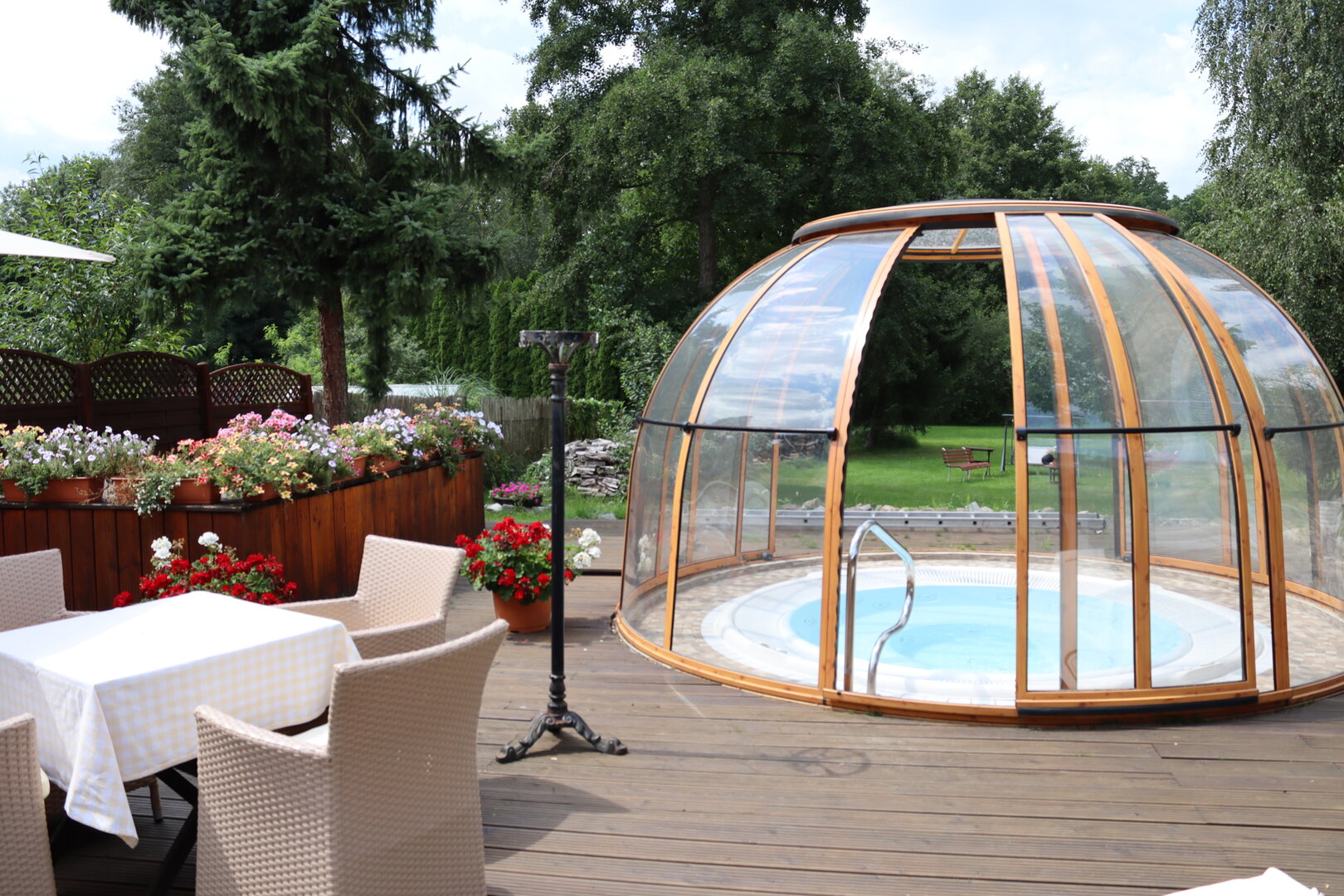 Außenwhirlpool unter der Glaskuppel im Hotel Mohr & SPA bei Potsdam