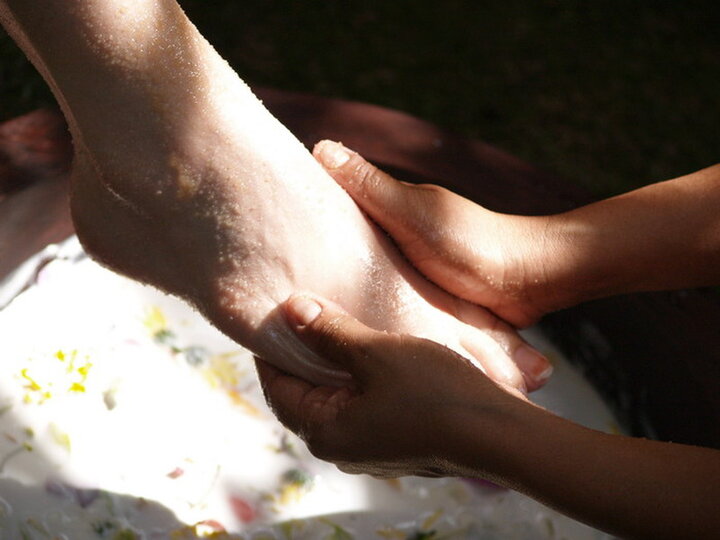 Fußbad mit Peeling, Massage und Maske